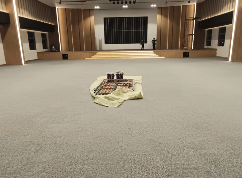 Proyek Proyek Ballroom, Tangerang. Karpet Tile Delta. Total Pemasangan : 1.200 M2. 1 ~dl/2026/3/30/whatsapp_image_2026_03_30_at_14_14_49